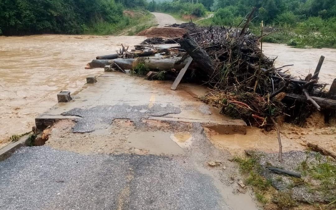 Lũ lụt nghiêm trọng ở Lào, giông bão dữ dội ở Mỹ